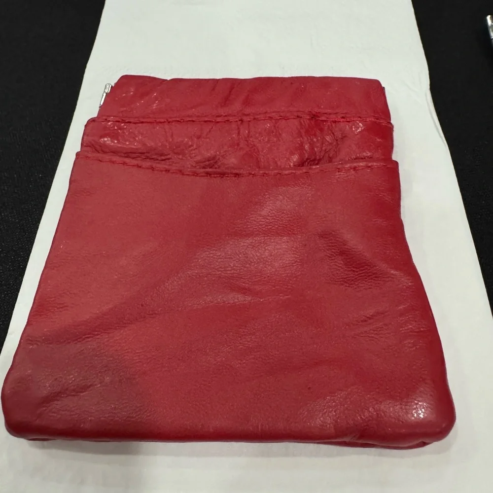 Leather Coin purse squeeze open keeps your wallet & Bag clean Has card slot NEW